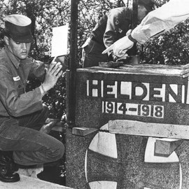 Horst Schüssler: "GI ELVIS PRESLEY" , Foto: Sammlung MUSEUM BAD NAUHEIM, stellvertr. Beatrix van Ooyen