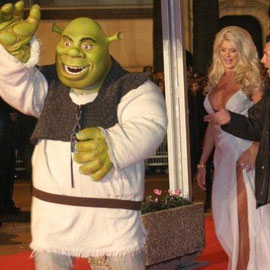 Shrek  et Victoria Silvstedt - NRJ Music Awards 2005 © Anik COUBLE