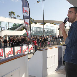 Lionel Virgille, animateur NRJ de la tranche 12h-16h, sur le bateau NRJ à Cannes © Anik COUBLE  