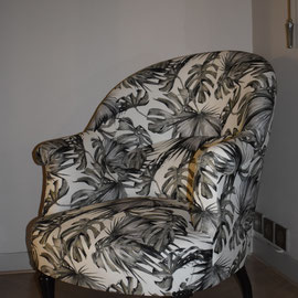 Restauration d'un fauteuil Crapaud avec un velours ras de la Maison Le Décor sur Mesures.