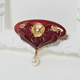 Broche rouge foncé et doré inspirée par les motifs de ferronerie de la période Art Nouveau