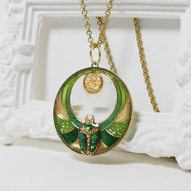 Pendentif Scarabée de Khépri vert et doré, inspiré par l'Egypte Antique et l'Art Déco