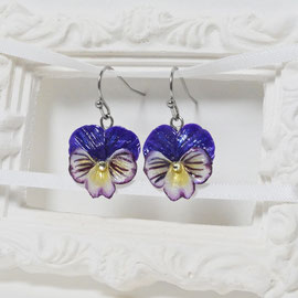 Boucles d'oreilles florales représentant des pensées violettes et jaunes