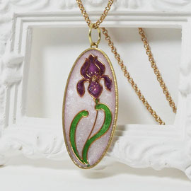 Pendentif ovale figurant un iris violet d'inspiration Art Nouveau