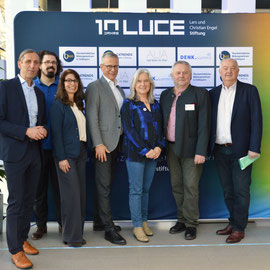 Dr. David Rester (LUCE-Stiftung und Akademie Ostbayern-Böhmen), Referent Julian Wendland, Moderatorin Birgit Renner, die Referenten Dr. Klaus Schulenburg und Kornelia Schmid, Impulsgeber Gerhard Müller und Akademie-Vorstand Josef Schönhammer (von links)