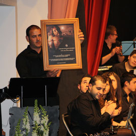 Representante de Banda de Cornetas y Tambores Cristo de la Elevación recibiendo su el recordatorio.
