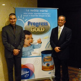 Ricardo Andrade, Director Comercial de Pfizer Nutrition Centroamérica y Caribe y el Dr. Rafael Quevedo, director Médico de Pfizer Nutrition, durante la presentación de la Línea Gold.
