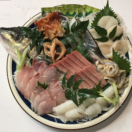 マグロ、ヒラメ、イサキ、ホタテ、イカ