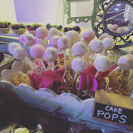 Mesa de postres con cakepops