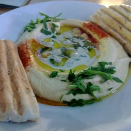 Hummus mit selbstgemachtem Brot