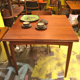 tavolo quadrato danese in teak con allunghi a scomparsa di mezzo metro per lato