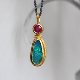 24k Goldanhänger mit Opal und Rubin