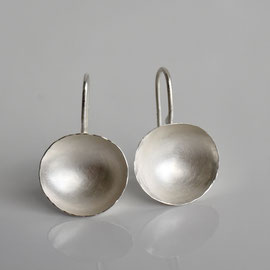 geschmiedete Schälchenohrringe aus Silber