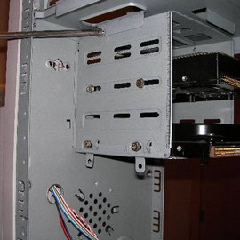 Chasis y discos duros atornillados a la caja.