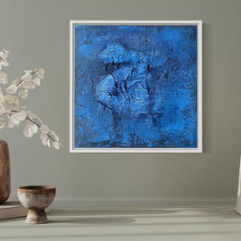 Kleines quadratisches Kunstwerk in intensivem Blau, moderne Strukturmalerei auf Leinwand.