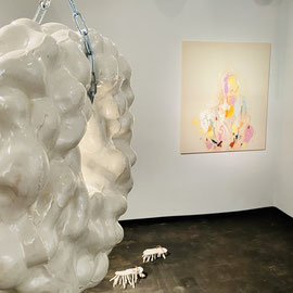 Liquid solidity, JULIA BELOVA, GABRIEL HUTH (Objekte am Boden), ANNA CARINA ROTH (Bild an der Wand)