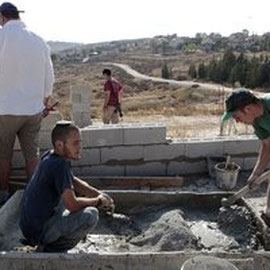 Construction dans la colonie de Beit Hagai près d'Hébron en septembre 2010. RREUTERS/Baz Ratner  En savoir plus sur http://www.lexpress.fr/actualite/monde/proche-moyen-orient/israel-comprendre-la-colonisation-des-territoires-occupes_921945.html#BWGvD9S1Uo