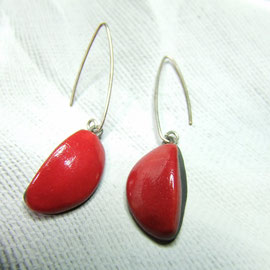 boucles d'oreilles rouge monture argent.