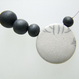 collier asymétrique de createur en ceramique