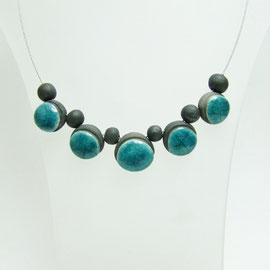 Collier de perles enfilées noires et bleues vu de face