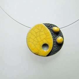 voir en detail collier jaune ceramique raku