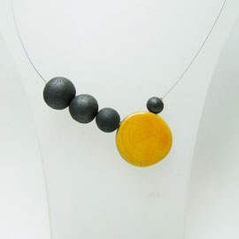 Collier asymétrique en raku jaune