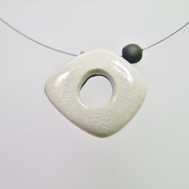 voir collier céramique raku blanc