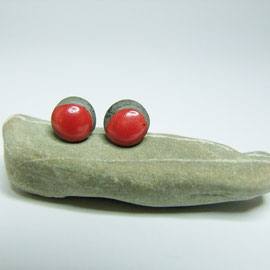 clou d'oreilles rouge en poterie