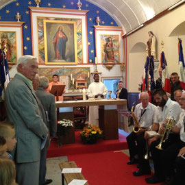 Messe en mémoire de la libération dans la belle église de Bréctouville, avec la musique de Torigni et les porte-drapeaux