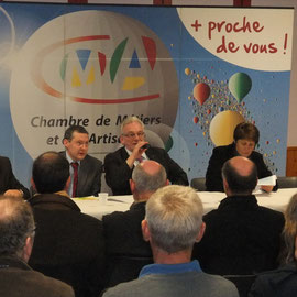 Réunion des artisans à Saint-Pois autour de J.-D. Meslin, Président d ela Chambre