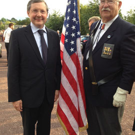 En compagnie de Gary Nadolski, porte-drapeau américain, fils de G.I., cousin de combattants polonais enrôlés sous le drapeau allemand, originaire de Chicago