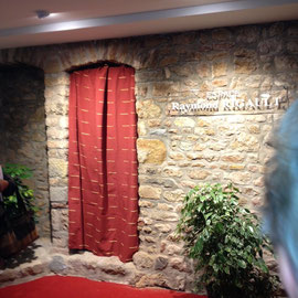Derrière le rideau apparaîtra dans un instant l'image de Raymond Rigault