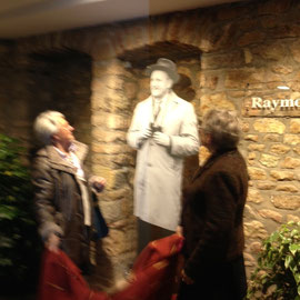 Dévoilement de l'image photographique imprimée sur vitre de Raymond Rivault par ses deux filles