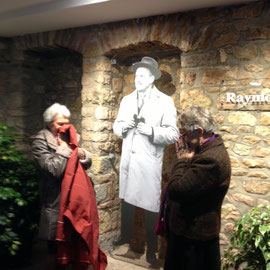 Dévoilement de l'image photographique imprimée sur vitre de Raymond Rivault par ses deux filles