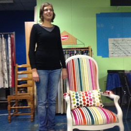 Emilie Hébert, de saint-Pois, présente un fauteuil qu'elle a restauré