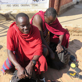 隣町にタンザニアのマサイ族が靴を売りに来ていました。/ The Masai came to sell shoes in Muzuzu in Malawi.