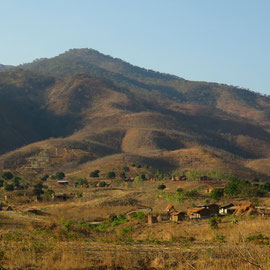 ルンピ県の村の景色です。/ View at a village in Rumphi district