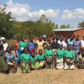 村の女性グループと。とあるNGOが教えた栄養改善の知識を用いて、自分たちでも商品開発を始めています。今後、村の市場での販売回数を増やして、収入向上と栄養改善のダブルボトムアップを目指します。/a local women group in Rumphi, an NGO taught them about nutrition and they are making products by using that knowledge.