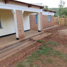 スタッフの家の外観です。マラウイでは標準的な家です。/outside of my house. it a normal house in malawi.