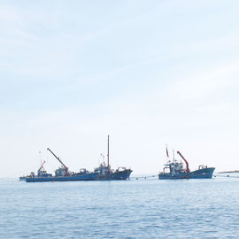 2007年8月に撮影、沖にて定置網漁の様子。