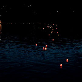 2017年3月11日、震災からまる6年が経ちました。吉里吉里海岸では灯篭流しが行われ、大槌町と釜石市でも実施されました。／March 11, 2017, 6 years passed after the great earthquakes and tsunami. We did a floating lanterns on the Kirikiri seashore. It was also held in Otsuchi town and Kamaishi city.