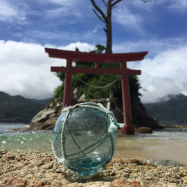 2016年8月、散歩で海へ行った時に丁度ガラスの浮き玉が落ちていたので撮ってみました。／August 2016, I found a glass ball near the ocean when I walked around the town. So I took the photo.