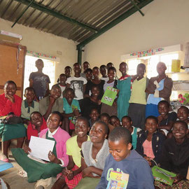 筆者居住区の小学校の美術部です。マラウイ・ファンドで画材を寄贈しました。/Art club in the staff's living area. We have donated drawing materials through Malawi Fund.