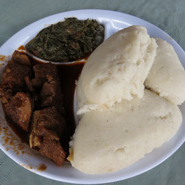 マラウイの主食のシマ（白い塊）とおかずの牛肉煮込みと野菜炒めです。/Malawian staple food, nshima (white one) and beef and green vegetable