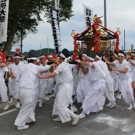 2016年8月お祭りにて。御神輿は何回も小学校の坂を駆け上がります。／August 2016, Mikoshi, a portable shrine was going up to a hill many times.