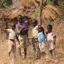 マラウイのリロングウェ県外れの子どもたちです。/ Children in a suburb of Lilongwe 