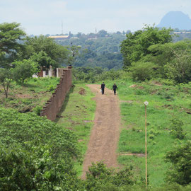 首都のとある歩道です。/A path in Lilongwe.