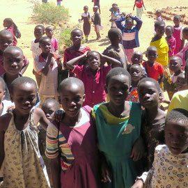 村の学校にて。教室も先生も教材も鉛筆も足りていませんが、子どもたちの目は輝いています。/At a school in Rumphi district.