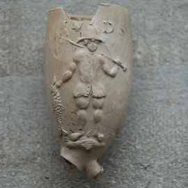 Visser met harpoen en vis, initialen IVDS, waarschijnlijk Gouda, ca 1760-1790