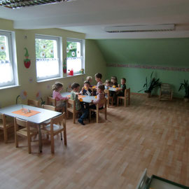 Im Esszimmer nehmen die Kinder ihre Mahlzeiten ein. Guten Appetit!